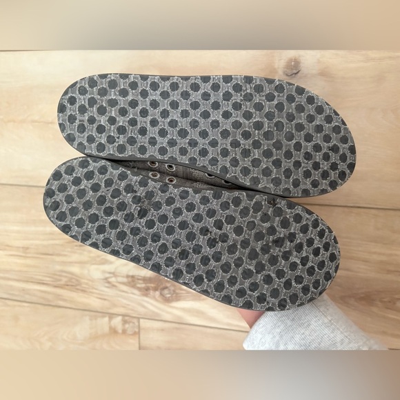 NEVER WORN- MEN SIZE 6 SANUKS - Picture 2 of 5